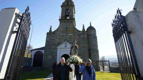 El historiador bembibrense, Manuel Olano, junto al retablo del santuario del Ecce-Homo de Bembibre, que custodia las imágenes del siglo XVI de San Antonio, y San Francisco, de la antigua Ermita de San Antonio y la talla de Santa Bárbara, del siglo XIX. Fotos: César Sánchez