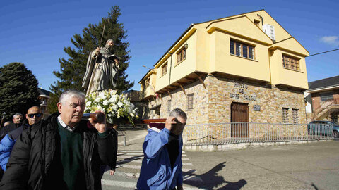 El historiador bembibrense, Manuel Olano, junto al retablo del santuario del Ecce-Homo de Bembibre, que custodia las imágenes del siglo XVI de San Antonio, y San Francisco, de la antigua Ermita de San Antonio y la talla de Santa Bárbara, del siglo XIX. Fotos: César Sánchez