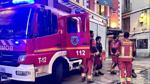 El intenso humo procedente de la ventilación del local alertó de los problemas en el mismo | Hasta el lugar se desplazaron efectivos de Bomberos León y de la Policía Local. Foto: Bomberos León