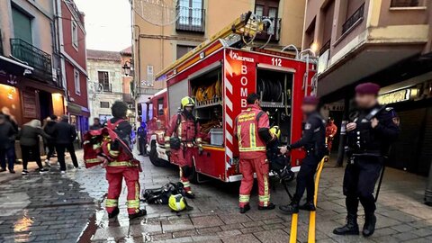 El intenso humo procedente de la ventilación del local alertó de los problemas en el mismo | Hasta el lugar se desplazaron efectivos de la Policía Local