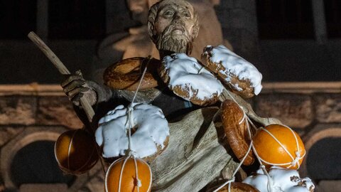 Decenas de leoneses se citan en la Plaza de San Marcelo, ante el edificio de Botines, para pedir al santo por León en medio de una celebración con chocolate y orujo. El escritor Juan Pedro Aparicio ha actuado como mantenedor. Fotos: Nael Blanco | Asociación Cultural San Francisco 'El Real' Extramuros