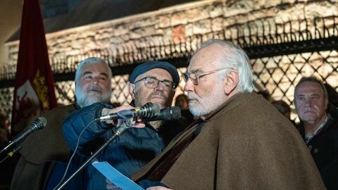 Decenas de leoneses se citan en la Plaza de San Marcelo, ante el edificio de Botines, para pedir al santo por León en medio de una celebración con chocolate y orujo. El escritor Juan Pedro Aparicio ha actuado como mantenedor. Fotos: Nael Blanco | Asociación Cultural San Francisco 'El Real' Extramuros