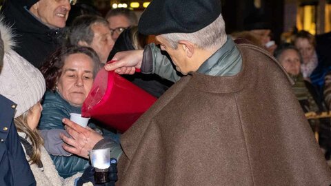 Decenas de leoneses se citan en la Plaza de San Marcelo, ante el edificio de Botines, para pedir al santo por León en medio de una celebración con chocolate y orujo. El escritor Juan Pedro Aparicio ha actuado como mantenedor. Fotos: Nael Blanco | Asociación Cultural San Francisco 'El Real' Extramuros