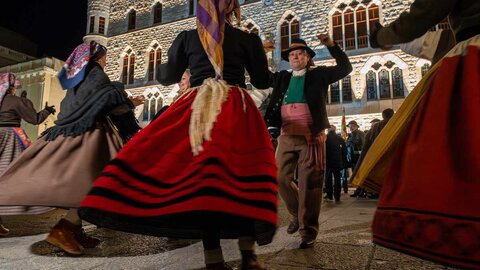 Decenas de leoneses se citan en la Plaza de San Marcelo, ante el edificio de Botines, para pedir al santo por León en medio de una celebración con chocolate y orujo. El escritor Juan Pedro Aparicio ha actuado como mantenedor. Fotos: Nael Blanco | Asociación Cultural San Francisco 'El Real' Extramuros