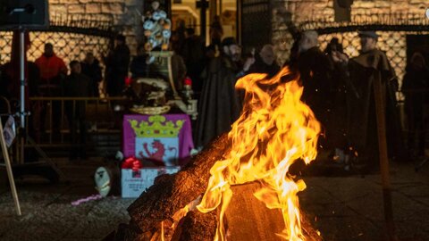 Decenas de leoneses se citan en la Plaza de San Marcelo, ante el edificio de Botines, para pedir al santo por León en medio de una celebración con chocolate y orujo. El escritor Juan Pedro Aparicio ha actuado como mantenedor. Fotos: Nael Blanco | Asociación Cultural San Francisco 'El Real' Extramuros