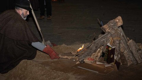 Decenas de leoneses se citan en la Plaza de San Marcelo, ante el edificio de Botines, para pedir al santo por León en medio de una celebración con chocolate y orujo. El escritor Juan Pedro Aparicio ha actuado como mantenedor. Fotos: Nael Blanco | Asociación Cultural San Francisco 'El Real' Extramuros