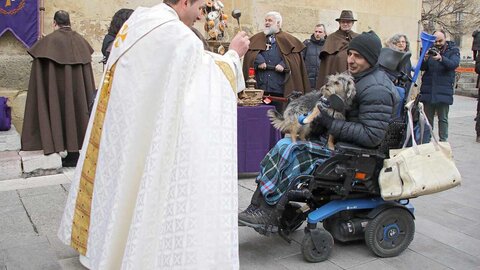 Los leoneses y sus mascotas se encomiendan a San Antón con la tradicional bendición en San Marcelo. El santo preside la eucaristía tras dar tres vueltas a la iglesia a hombros de la Cofradía del Santísimo Cristo de la Expiración y del Silencio. Fotos: Peio García