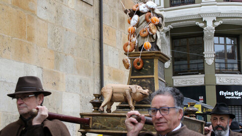 Los leoneses y sus mascotas se encomiendan a San Antón con la tradicional bendición en San Marcelo. El santo preside la eucaristía tras dar tres vueltas a la iglesia a hombros de la Cofradía del Santísimo Cristo de la Expiración y del Silencio. Fotos: Peio García