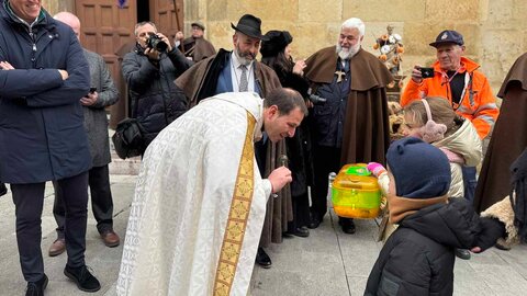 Los leoneses y sus mascotas se encomiendan a San Antón con la tradicional bendición en San Marcelo. El santo preside la eucaristía tras dar tres vueltas a la iglesia a hombros de la Cofradía del Santísimo Cristo de la Expiración y del Silencio.