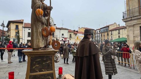 Los leoneses y sus mascotas se encomiendan a San Antón con la tradicional bendición en San Marcelo. El santo preside la eucaristía tras dar tres vueltas a la iglesia a hombros de la Cofradía del Santísimo Cristo de la Expiración y del Silencio.