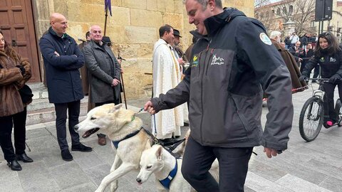 Los leoneses y sus mascotas se encomiendan a San Antón con la tradicional bendición en San Marcelo. El santo preside la eucaristía tras dar tres vueltas a la iglesia a hombros de la Cofradía del Santísimo Cristo de la Expiración y del Silencio.