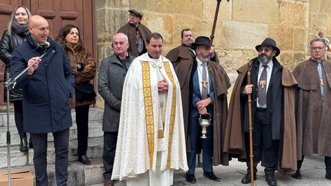 Los leoneses y sus mascotas se encomiendan a San Antón con la tradicional bendición en San Marcelo. El santo preside la eucaristía tras dar tres vueltas a la iglesia a hombros de la Cofradía del Santísimo Cristo de la Expiración y del Silencio.