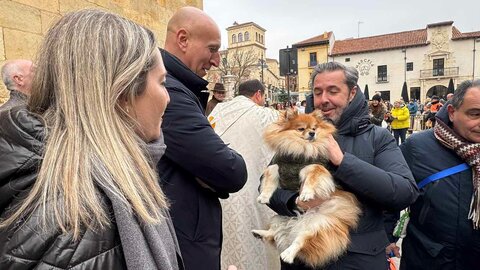 Los leoneses y sus mascotas se encomiendan a San Antón con la tradicional bendición en San Marcelo. El santo preside la eucaristía tras dar tres vueltas a la iglesia a hombros de la Cofradía del Santísimo Cristo de la Expiración y del Silencio.