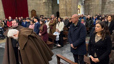 Los leoneses y sus mascotas se encomiendan a San Antón con la tradicional bendición en San Marcelo. El santo preside la eucaristía tras dar tres vueltas a la iglesia a hombros de la Cofradía del Santísimo Cristo de la Expiración y del Silencio.