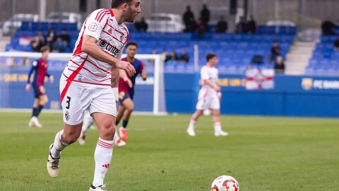 El equipo blanquiazul se exhibe ante el filial blaugrana y se hace con una gran victoria que le mete de lleno por las primeras posiciones.