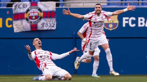 El equipo blanquiazul se exhibe ante el filial blaugrana y se hace con una gran victoria que le mete de lleno por las primeras posiciones.