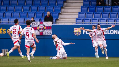 El equipo blanquiazul se exhibe ante el filial blaugrana y se hace con una gran victoria que le mete de lleno por las primeras posiciones.