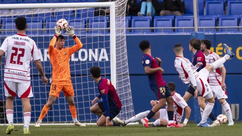 El equipo blanquiazul se exhibe ante el filial blaugrana y se hace con una gran victoria que le mete de lleno por las primeras posiciones.