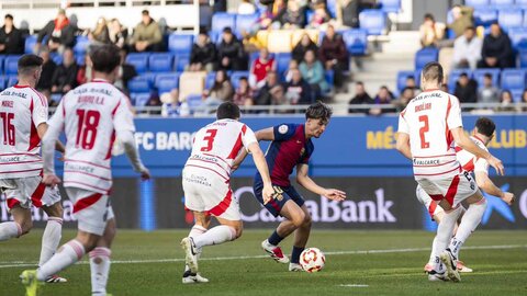 El equipo blanquiazul se exhibe ante el filial blaugrana y se hace con una gran victoria que le mete de lleno por las primeras posiciones.