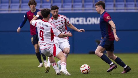 El equipo blanquiazul se exhibe ante el filial blaugrana y se hace con una gran victoria que le mete de lleno por las primeras posiciones.