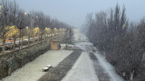 Una intensa nevada sobre León condiciona y el tráfico y cubre la capital desde la mediatarde de este domingo. La intensidad de la tormenta ha llevado a que el Ayuntamiento de León active el plan de nevadas.