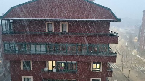 Una intensa nevada sobre León condiciona y el tráfico y cubre la capital desde la mediatarde de este domingo. La intensidad de la tormenta ha llevado a que el Ayuntamiento de León active el plan de nevadas.