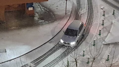 Una intensa nevada sobre León condiciona y el tráfico y cubre la capital desde la mediatarde de este domingo. La intensidad de la tormenta ha llevado a que el Ayuntamiento de León active el plan de nevadas.