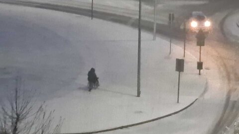 Una intensa nevada sobre León condiciona y el tráfico y cubre la capital desde la mediatarde de este domingo. La intensidad de la tormenta ha llevado a que el Ayuntamiento de León active el plan de nevadas.