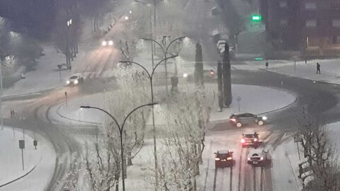 Una intensa nevada sobre León condiciona y el tráfico y cubre la capital desde la mediatarde de este domingo. La intensidad de la tormenta ha llevado a que el Ayuntamiento de León active el plan de nevadas.