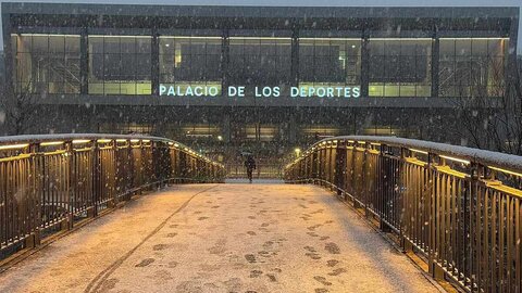 Una intensa nevada sobre León condiciona y el tráfico y cubre la capital desde la mediatarde de este domingo. La intensidad de la tormenta ha llevado a que el Ayuntamiento de León active el plan de nevadas.