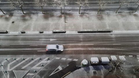 Una intensa nevada sobre León condiciona y el tráfico y cubre la capital desde la mediatarde de este domingo. La intensidad de la tormenta ha llevado a que el Ayuntamiento de León active el plan de nevadas.