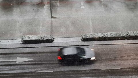 Una intensa nevada sobre León condiciona y el tráfico y cubre la capital desde la mediatarde de este domingo. La intensidad de la tormenta ha llevado a que el Ayuntamiento de León active el plan de nevadas.