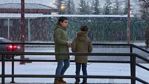 Una intensa nevada sobre León condiciona y el tráfico y cubre la capital desde la mediatarde de este domingo. La intensidad de la tormenta ha llevado a que el Ayuntamiento de León active el plan de nevadas.