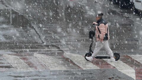 Una intensa nevada sobre León condiciona y el tráfico y cubre la capital desde la mediatarde de este domingo. La intensidad de la tormenta ha llevado a que el Ayuntamiento de León active el plan de nevadas.