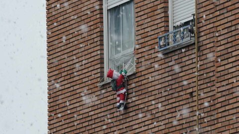 Una intensa nevada sobre León condiciona y el tráfico y cubre la capital desde la mediatarde de este domingo. La intensidad de la tormenta ha llevado a que el Ayuntamiento de León active el plan de nevadas.