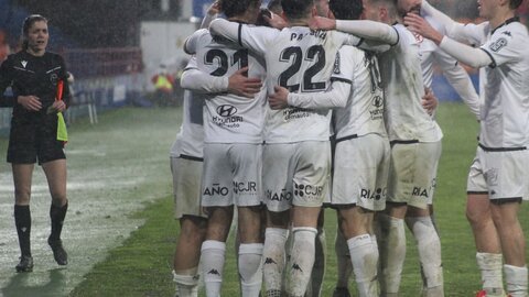 La Cultural da una lección de buen juego y golea al Lugo en una tarde brillante. El equipo de Raúl Llona muestra solvencia y buen juego y se apunta una nueva victoria lejos del estadio Reino de León. Fotos: Isaac Llamazares