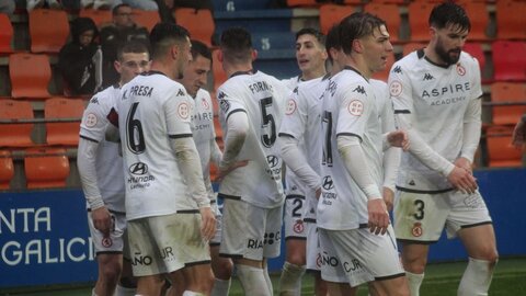 La Cultural da una lección de buen juego y golea al Lugo en una tarde brillante. El equipo de Raúl Llona muestra solvencia y buen juego y se apunta una nueva victoria lejos del estadio Reino de León. Fotos: Isaac Llamazares