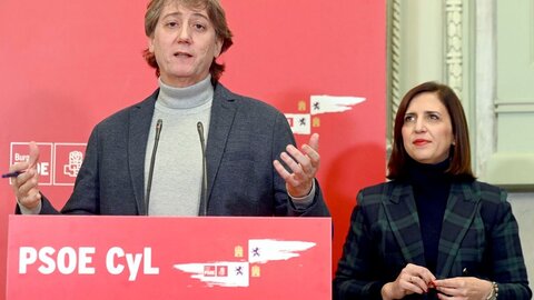 El secretario general electo del PSOECyL, Carlos Martínez, participa en un encuentro con militantes del PSOE de Burgos, junto a la portavoz de la Comisión Ejecutiva Federal y secretaria de los socialistas burgaleses, Esther Peña. Foto: Ricardo Ordóñez.