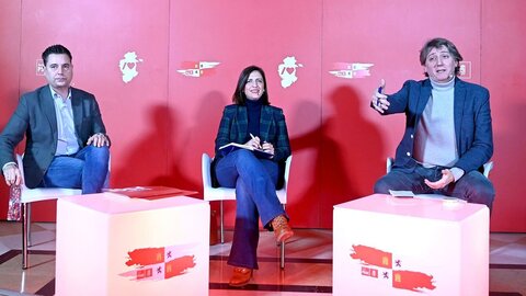 El secretario general electo del PSOECyL, Carlos Martínez, participa en un encuentro con militantes del PSOE de Burgos, junto a la portavoz de la Comisión Ejecutiva Federal y secretaria de los socialistas burgaleses, Esther Peña. Foto: Ricardo Ordóñez.