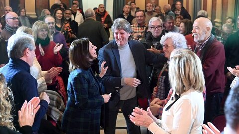 El secretario general electo del PSOECyL, Carlos Martínez, participa en un encuentro con militantes del PSOE de Burgos, junto a la portavoz de la Comisión Ejecutiva Federal y secretaria de los socialistas burgaleses, Esther Peña. Foto: Ricardo Ordóñez.