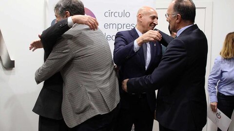 El Círculo Empresarial Leonés presentó su encuesta anual, dirigida por Miguel Uraburu, que refleja las opiniones recogidas en todo el país, con una aportación del diez por ciento de participantes leoneses, sobre la situación económica. Entre las quejas planteadas por la mayoría de los encuestados se encuentra la falta de mano de obra cualificada. Fotos: Campillo