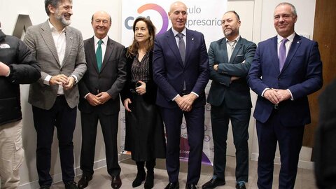 El Círculo Empresarial Leonés presentó su encuesta anual, dirigida por Miguel Uraburu, que refleja las opiniones recogidas en todo el país, con una aportación del diez por ciento de participantes leoneses, sobre la situación económica. Entre las quejas planteadas por la mayoría de los encuestados se encuentra la falta de mano de obra cualificada. Fotos: Campillo