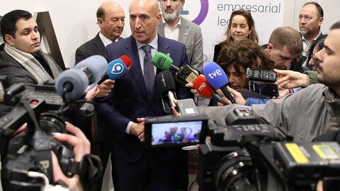 El Círculo Empresarial Leonés presentó su encuesta anual, dirigida por Miguel Uraburu, que refleja las opiniones recogidas en todo el país, con una aportación del diez por ciento de participantes leoneses, sobre la situación económica. Entre las quejas planteadas por la mayoría de los encuestados se encuentra la falta de mano de obra cualificada. Fotos: Campillo