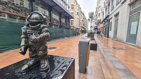 La sala expositiva abierta de Ordoño II y su entorno amplía su oferta con dos nuevas obras, ‘Astronauta’ y ‘Papón’ cedidas por Carlos Cuenllas.