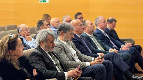 El Círculo Empresarial Leonés presentó su encuesta anual, dirigida por Miguel Uraburu, que refleja las opiniones recogidas en todo el país, con una aportación del diez por ciento de participantes leoneses, sobre la situación económica. Entre las quejas planteadas por la mayoría de los encuestados se encuentra la falta de mano de obra cualificada. Fotos: Ayto León