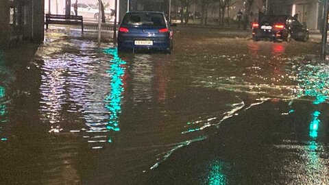 Una enorme fuga de agua, cuyo origen de desconoce, ha provocado a última hora de este martes una situación de colapso en la zona sur de la ciudad. La fuga ha inundado completamente la conocida como rotonda del KFC, en el tramo final de Fernández Ladreda.