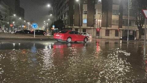 Una enorme fuga de agua, cuyo origen de desconoce, ha provocado a última hora de este martes una situación de colapso en la zona sur de la ciudad. La fuga ha inundado completamente la conocida como rotonda del KFC, en el tramo final de Fernández Ladreda.