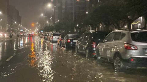 Una enorme fuga de agua, cuyo origen de desconoce, ha provocado a última hora de este martes una situación de colapso en la zona sur de la ciudad. La fuga ha inundado completamente la conocida como rotonda del KFC, en el tramo final de Fernández Ladreda.