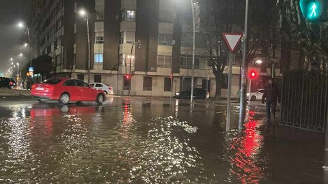 Una enorme fuga de agua, cuyo origen de desconoce, ha provocado a última hora de este martes una situación de colapso en la zona sur de la ciudad. La fuga ha inundado completamente la conocida como rotonda del KFC, en el tramo final de Fernández Ladreda.