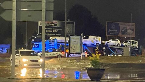 Una enorme fuga de agua, cuyo origen de desconoce, ha provocado a última hora de este martes una situación de colapso en la zona sur de la ciudad. La fuga ha inundado completamente la conocida como rotonda del KFC, en el tramo final de Fernández Ladreda.